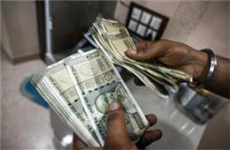 Rupee Hits Record Low: रिकॉर्ड लो पर लुढ़की भारतीय करेंसी, डॉलर के मुकाबले अब इतने पर आया रुपया