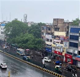 दिल्ली-एनसीआर में बरसात का दौरा जारी, तापमान में आई गिरावट