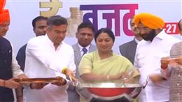 ‘खीर सेरेमनी’ के साथ Delhi Budget Session का शुभारंभ, रेखा गुप्‍ता ने स्कूली छात्राओं को खीर परोसी 