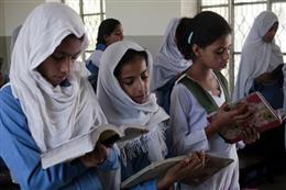 पाकिस्तान: सिंध में 2022 की बाढ़ से क्षतिग्रस्त 14,000 स्कूलों को कायाकल्प का इंतजार