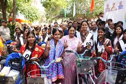 दिल्ली: सीएम ने 1,000 छात्राओं को दी साइकिल, लड़कियों की निर्बाध शिक्षा पर जोर