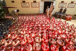 देश में LPG की कोई कमी नहीं, घरेलू रिफाइनरी उत्पादन में 40 प्रतिशत की वृद्धि