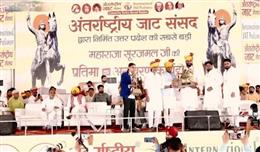 मेरठ: महाराजा सूरजमल की प्रतिमा अनावरण में बोले दिग्विजय चौटाला— शिक्षा, अनुशासन और राजनीति से ही मजबूत होगा समाज