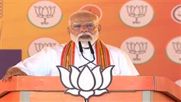 पारंपरिक मुंडू पहनकर पलक्कड़ पहुंचे पीएम मोदी, बोले-केरल में अब चुनावी माहौल नहीं, जनआंदोलन की लहर