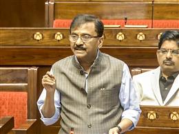 ईरान में एयर स्ट्राइक से फैल रहा जहरीला धुआं, ब्लैक रेन हो सकती है खतरनाक : संजय राउत