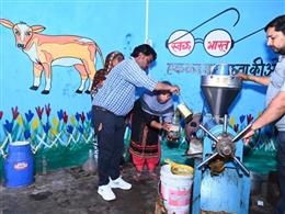 गोबरधन योजना: बायोगैस संयंत्रों ने बदली यूपी के गांवों की तस्वीर, स्वच्छता के साथ आय और रोजगार में बढ़ोतरी