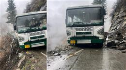 भरमौर में चलती HRTC बस पर गिरे पत्थर, सवारियों में मचा हडक़ंप, सडक़ से बाहर निकला अगला टायर