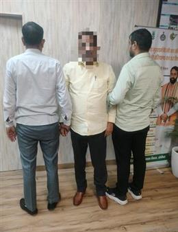 थोक उर्वरक लाइसेंस के नाम पर रिश्वत: कृषि विभाग के उपनिदेशक 50 हजार रुपये लेते रंगे हाथ गिरफ्तार