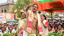 वोटिंग के बीच आस्था और लोकतंत्र का संगम: सीएम हिमंत बिस्वा सरमा ने की पूजा, लोगों से वोट डालने का किया आह्वान