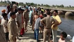 मथुरा में बड़ा हादसा: वृंदावन में यमुना नदी में पलटा स्टीमर, 10 श्रद्धालुओं की मौत, कई लापता