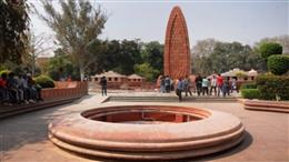 जलियांवाला बाग के अमर शहीदों को नमन: राष्ट्रपति द्रौपदी मुर्मु और पीएम नरेंद्र मोदी ने दी भावभीनी श्रद्धांजलि
