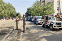 नोएडा में तनाव के बाद सख्ती: औद्योगिक क्षेत्रों में भारी पुलिस बल तैनात, 300 से अधिक हिरासत में