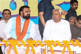 एनडीए विधायक दल के नेता बनने पर नीतीश कुमार ने सम्राट चौधरी को दी बधाई