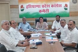 निकाय चुनावों के मद्देनजर घोषणा पत्र को लेकर प्रदेश कांग्रेस कार्यालय में बैठक आयोजित