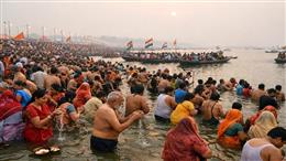 प्रयागराज संगम पर अक्षय तृतीया पर उमड़ा आस्था का सैलाब, हजारों श्रद्धालुओं ने लगाई पवित्र डुबकी
