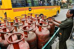 एक दिन में 53.5 लाख एलपीजी सिलेंडर डिलीवर, 98 प्रतिशत बुकिंग डिजिटल माध्यम से हुईं