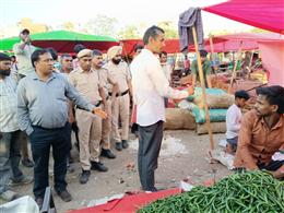 किसान सब्जी मंडी में स्वच्छता एवं प्लास्टिक विरोधी अभियान—₹18,000 जुर्माना, प्लास्टिक उपयोग करने वालों पर निगम की सख्ती