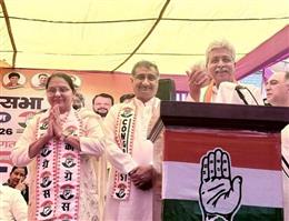 कांग्रेस प्रदेश अध्यक्ष राव नरेंद्र सिंह ने अंबाला मेयर प्रत्याशी कुलविंदर कौर का नामांकन करवाया