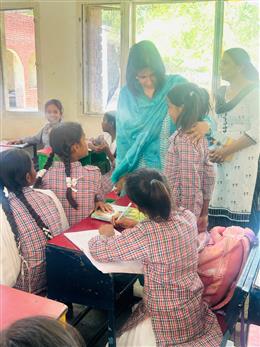 निदेशक श्रीमती वर्षा खांगवाल ने पीएम श्री राजकीय कन्या वरिष्ठ माध्यमिक विद्यालय सेक्टर-15 का किया औचक निरीक्षण, स्कूलों की वास्तविक स्थिति का किया आंकलन
