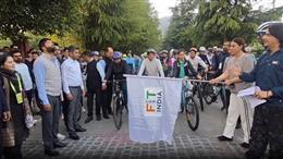 श्रीनगर में डल झील किनारे ‘संडे ऑन साइकिल’ का आयोजन, मनसुख मांडविया ने दिया ‘फिट इंडिया’ का संदेश