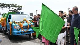 CM सुक्खू ने नगर निगम शिमला के 10 इलेक्ट्रिक वाहनों को हरी झंडी दिखाकर किया रवाना