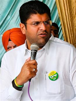 सरकार और बड़े अफसरों की मिलीभगत से हुए बैंक घोटाले, जान गंवा रहे छोटे कर्मचारी: दुष्यंत चौटाला