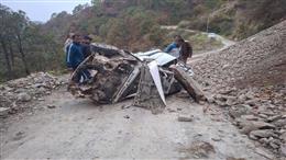 Road Accident: अनियंत्रित होकर 150 मीटर गहरी खाई में गिरी कार, तीन लोगों की मौत
