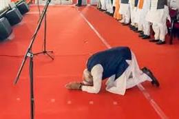 जनशक्ति को नमन : शपथ ग्रहण के मंच पर पीएम मोदी ने साष्टांग प्रणाम कर जताया जनता का आभार