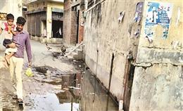 सीवेज जाम, गलियों में फैली गंदगी, डेराबस्सी के मुबारिकपुर में लोगों को करना पड़ रहा दिक्कतों का सामना