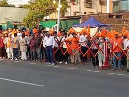 पश्चिम बंगाल में जीत के बाद पीएम मोदी का भव्य रोड शो, वडोदरा में उत्साह की लहर