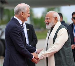 नॉर्वे पहुंचे पीएम मोदी हवाई अड्डे पर प्रधानमंत्री स्टॉर ने किया स्वागत