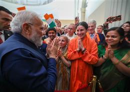 रोम में पीएम मोदी से मिलकर भावुक हुए भारतीय नागरिक, बोले- देश को हमेशा ऐसे प्रधानमंत्री मिलें
