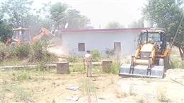 Kangra: नशा तस्कर की अवैध संपत्ति पर चला बुलडोजर, सरकारी भूमि पर कब्जा कर बनाया था घर