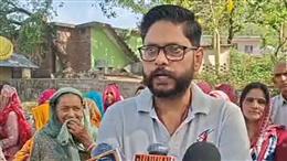 Kangra: पोलिंग बूथ बदलने को लेकर ग्रामीणों का गुस्सा फूटा, चुनाव वहिष्कार की दी चेतावनी