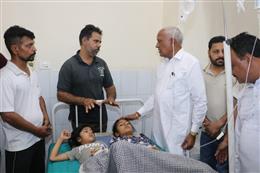 शादी समारोह में भोजन के बाद बीमार हुए लोगों का मामला - कैबिनेट मंत्री बरिंदर कुमार गोयल ने अस्पताल पहुंचकर मरीज़ों का जाना हाल