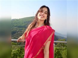 दर्शकों को खास नजरिए से देखती हैं जान्हवी कपूर, फिल्म मेकिंग को मानती हैं ‘सेवा कार्य’