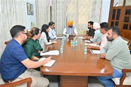 कैबिनेट मंत्री तरुनप्रीत सिंह सौंद ने मनरेगा यूनियन से की मुलाकात; समयबद्ध तरीके से मांगों के समाधान का दिया भरोसा