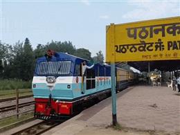 पठानकोट-जोगिंदर नगर नैरोगेज ट्रेन चार साल बाद पटरी पर लौटी, पंजाब-हिमाचल का रेल संपर्क बहाल