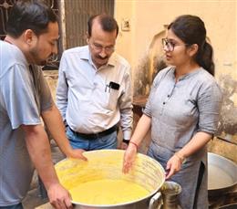 अलीगढ़ रेलवे स्टेशन पर खाद्य विभाग की बड़ी कार्रवाई, 106 किलो खराब खाद्य सामग्री नष्ट