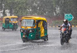IMD अलर्ट: दिल्ली-एनसीआर में बारिश-गरज के साथ चलेगी तेज हवाएं, तापमान रहेगा सामान्य से नीचे