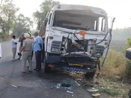 रिश्तेदार की अस्थियां विसर्जित करने जा रहे परिवार की गाड़ी का हाईवे पर भयानक एक्सीडेंट, 8 लोगों की मौ*त