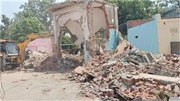 गाजियाबाद में बड़ी कार्रवाई: मस्जिद के बाहर बनी 14 अवैध दुकानें ध्वस्त, ₹2.75 करोड़ की सरकारी जमीन अतिक्रमण मुक्त