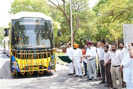 भगवंत मान सरकार द्वारा दिल्ली हवाई अड्डे के लिए लग्जरी बसों के बेड़े का विस्तार; परिवहन मंत्री हरपाल सिंह चीमा ने 5 नई सुपर इंटीग्रल वोल्वो बसों को हरी झंडी दिखाकर रवाना किया