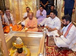 सीएम योगी ने काशी विश्वनाथ धाम और काल भैरव मंदिर में किए दर्शन, देश-प्रदेश की सुख-समृद्धि की कामना
