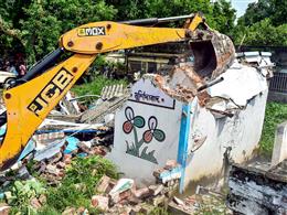 बंगाल में ढह रहा TMC का 'सिंडिकेट राज'; सहमे बाहुबली, घरों पर चल रहे बुलडोजर