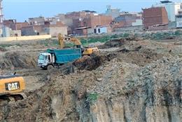 डासना में सरकारी तालाब पर अवैध खनन के आरोप, करोड़ों के नुकसान की आशंका