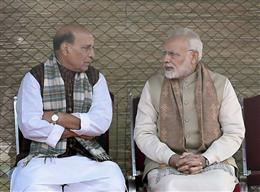 प्रधानमंत्री मोदी और रक्षा मंत्री राजनाथ सिंह ने आपातकाल को भारतीय लोकतंत्र के इतिहास का सबसे काला अध्याय बताया