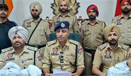फाजिल्का में पुलिस की बड़ी कार्रवाई, 760 ग्राम हेरोइन और अवैध हथियारों के साथ 6 आरोपी गिरफ्तार