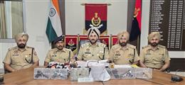 सीमा पार संचालित तस्करी मॉड्यूल से जुड़े चार व्यक्ति 5 पिस्तौल, 2 किलोग्राम हेरोइन और 5 लाख रुपये की ड्रग मनी सहित काबू