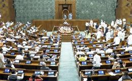 विपक्ष के हंगामे से लोकसभा दोपहर 2 बजे तक स्थगित, पेपर लीक बिल पर टिकी नजर